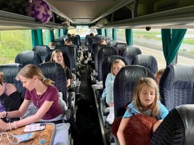 Schülerinnen im Bus, entspannt und müde.