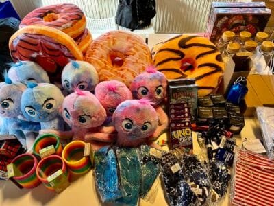 Bunte Spielzeuge und Accessoires verteilt.