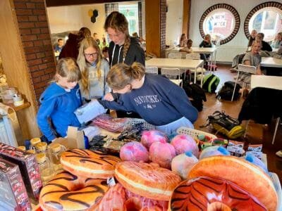 Kinder schauen sich Spielzeug an