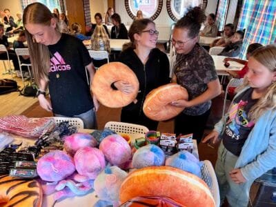 Kinder mit großen Kissen und Spielzeug