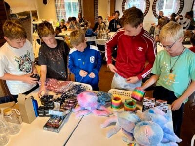 Junge mit Geschenken und Spielen