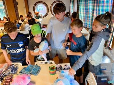 Kinder wählen Süßigkeiten und Spielzeug aus.