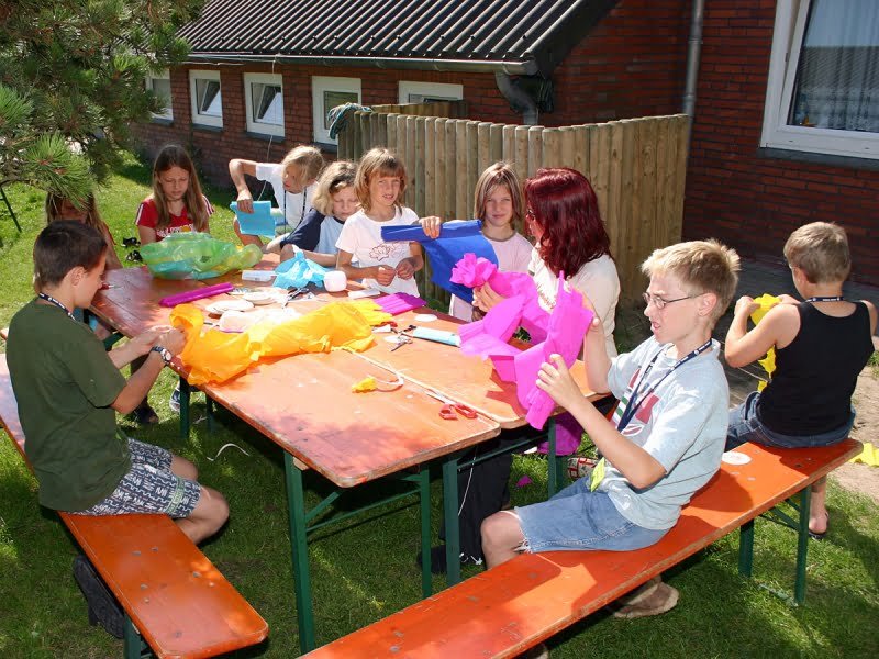 bei schönem Wetter wird gerne im Freien gebastelt