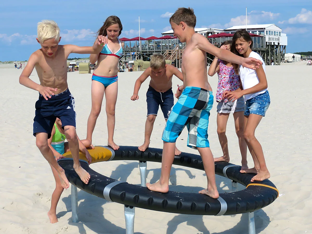Spielgeräte am Sandstrand