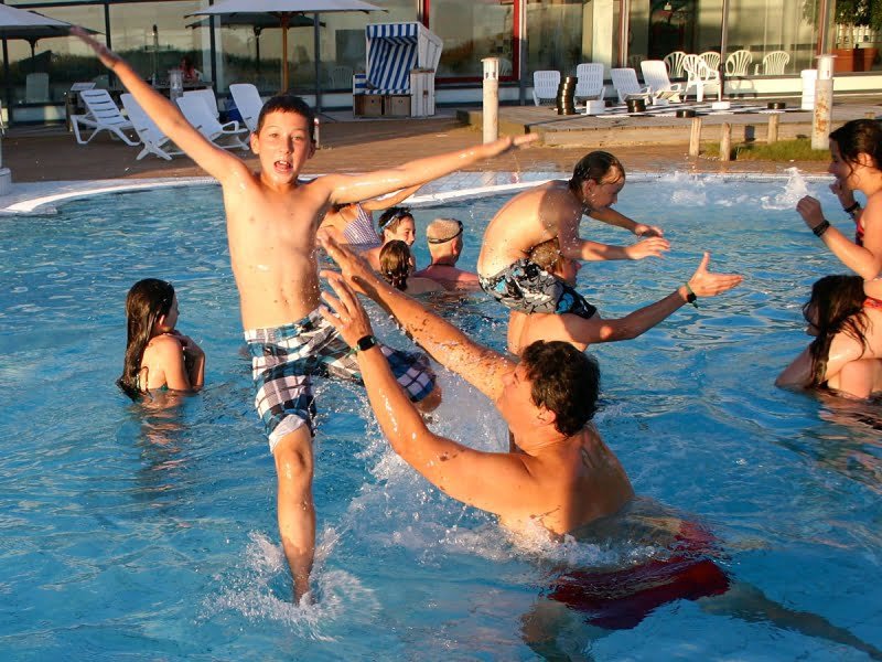 Badespaß im Wellenbad Dünentherme