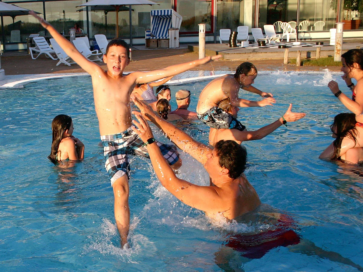 Badespaß im Wellenbad Dünentherme